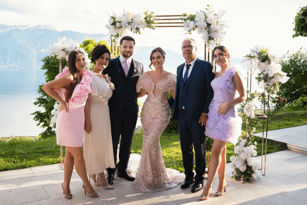 Mariés photographiés pendant leur mariage
